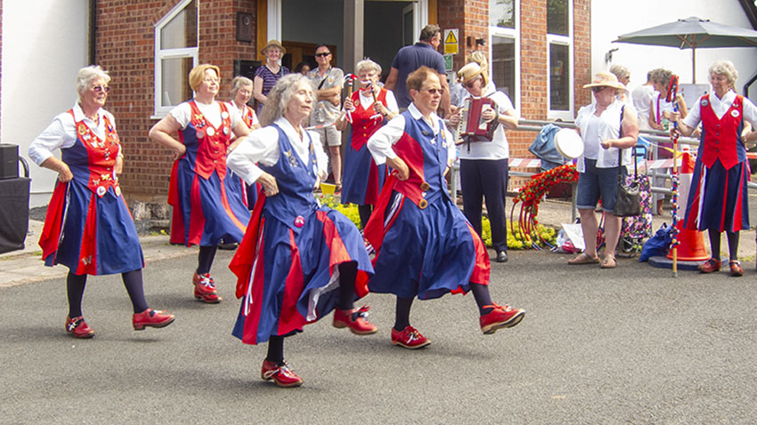 Dancing 'Glossop' in the arena